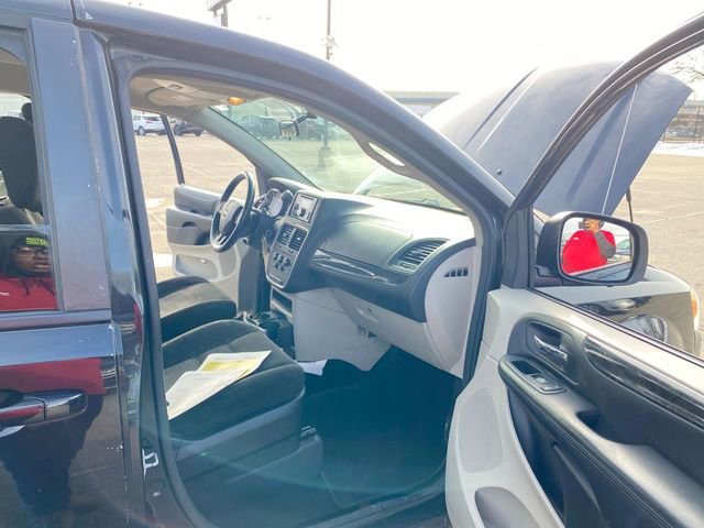Used 2016 Dodge Grand Caravan SXT FWD image 39