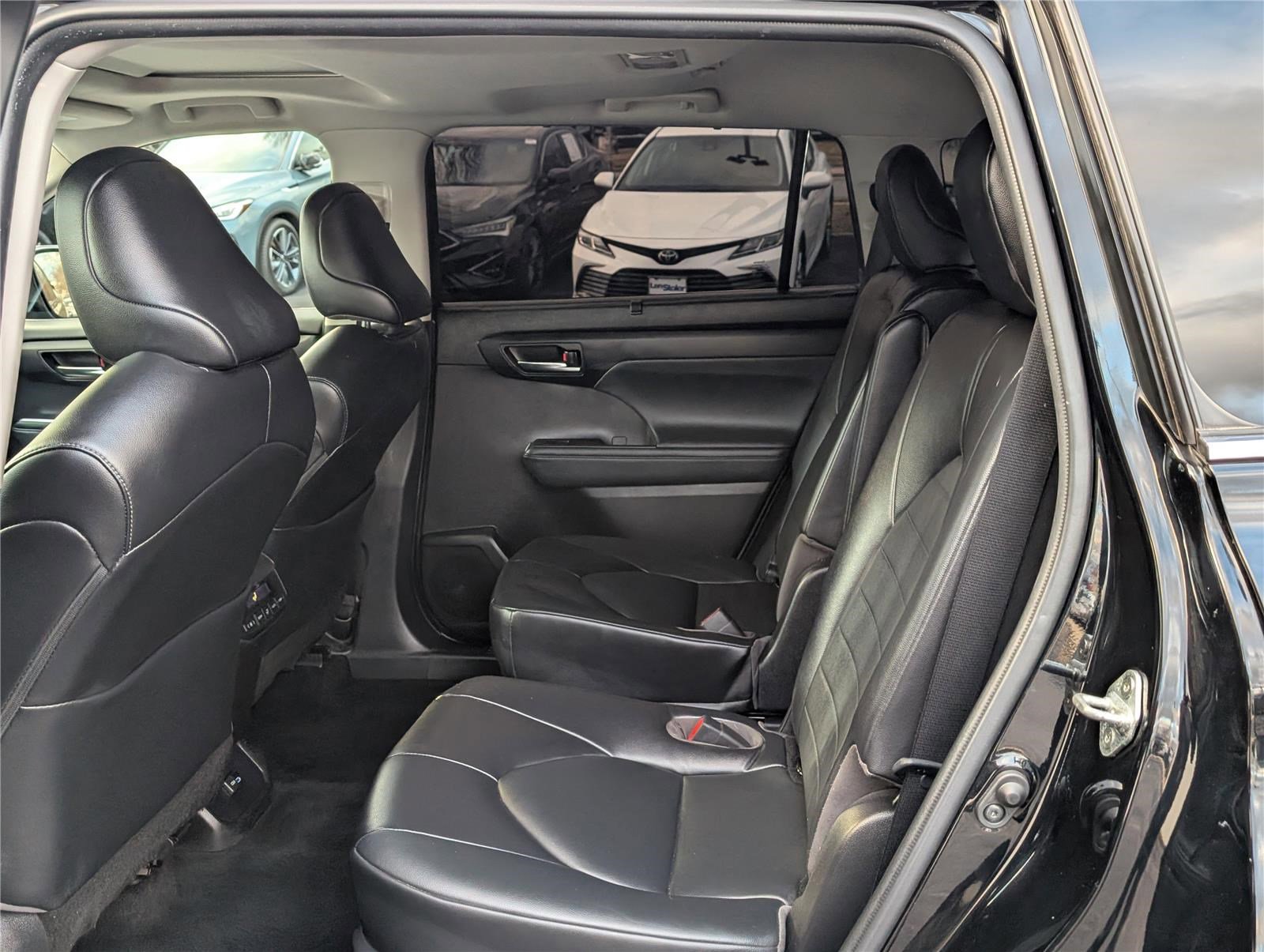 Used 2022 Toyota Highlander XLE image 16