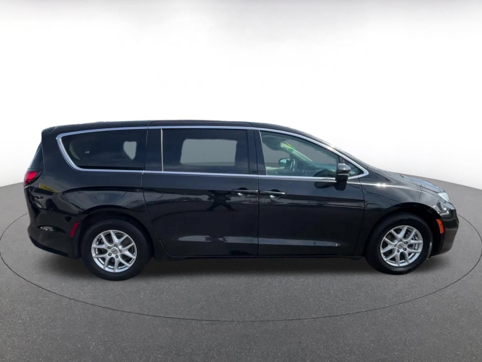 Used 2023 Chrysler Pacifica Touring-L FWD image 15