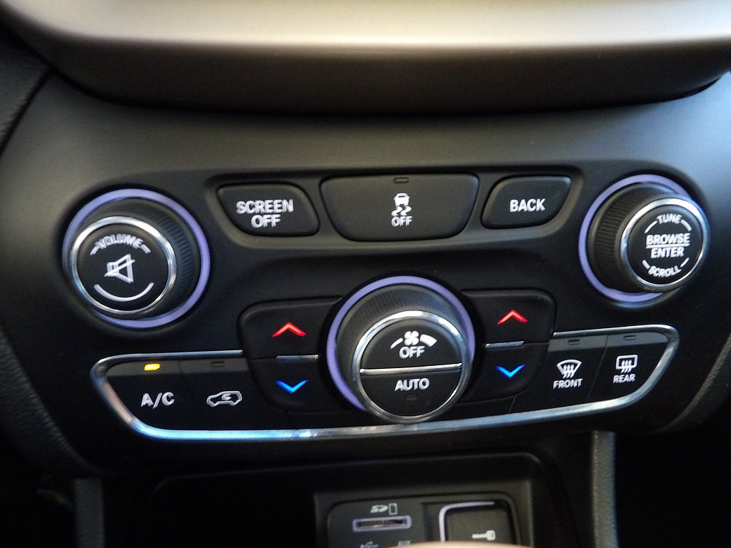 Used 2015 Jeep Cherokee Latitude w/ Comfort/Convenience Group AWD/4WD image 34