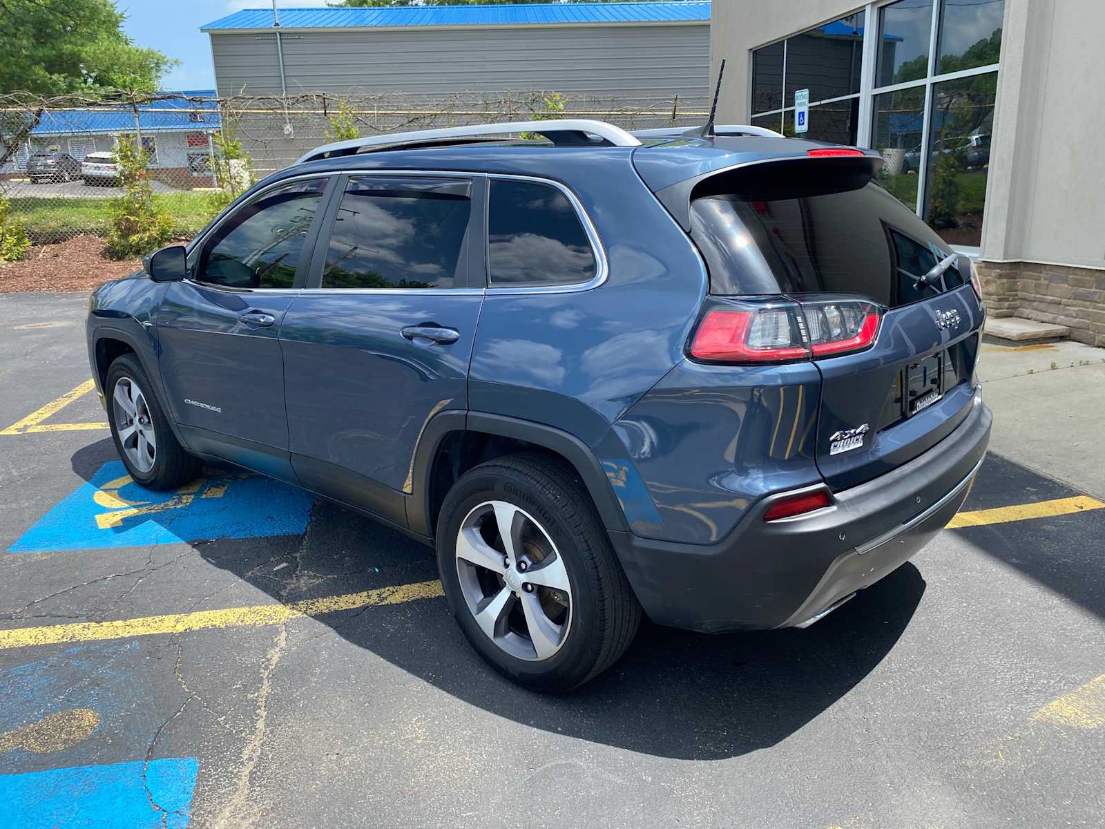 Used 2020 Jeep Cherokee Limited AWD/4WD image 3
