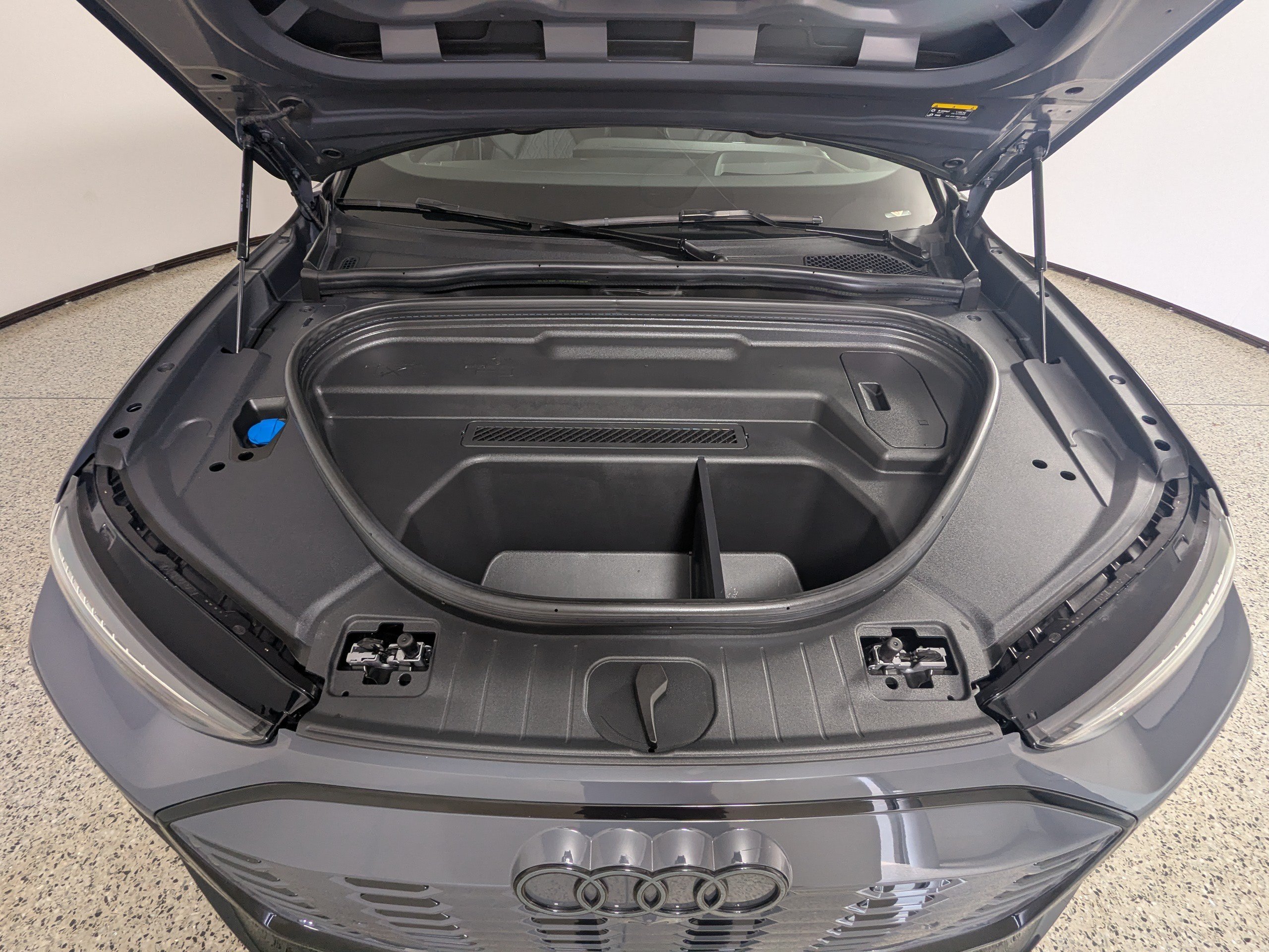 Certified 2025 Audi SQ6 e-tron Prestige AWD/4WD image 24