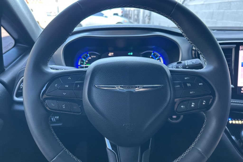 Used 2023 Chrysler Pacifica Touring-L w/ Uconnect Theater Family Group FWD image 25