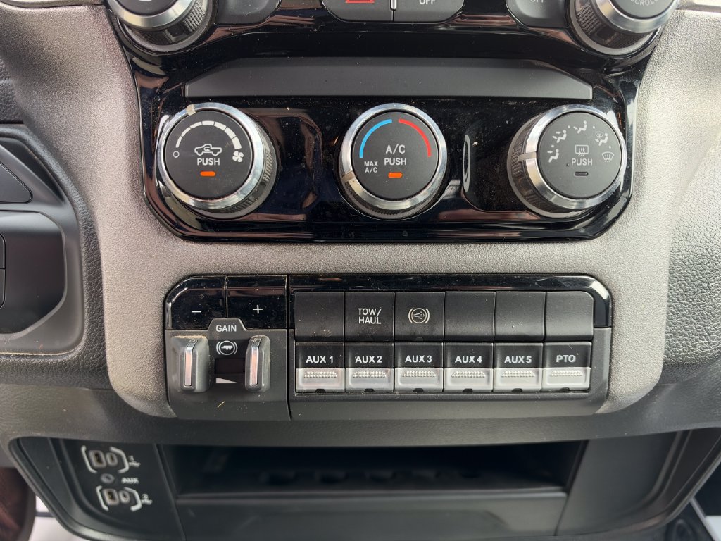 Used 2025 RAM 3500 Tradesman w/ Chrome Appearance Group AWD/4WD image 14