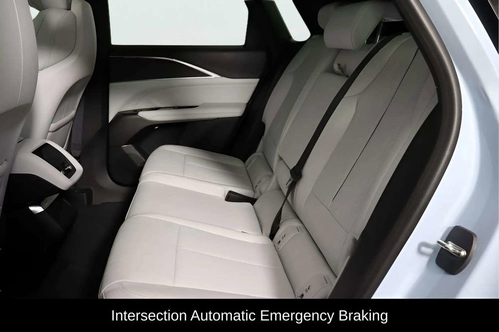 Used 2024 Cadillac Lyriq Luxury image 11