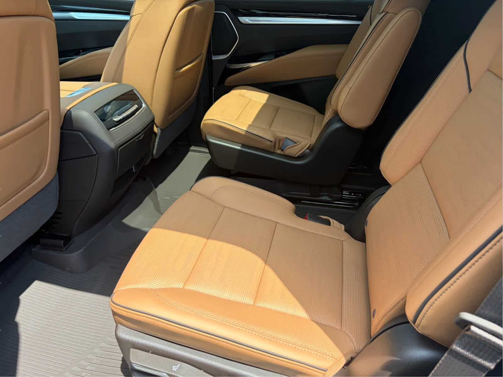 Used 2026 Cadillac Escalade Luxury w/ LPO, Floor Liner Package AWD/4WD image 36