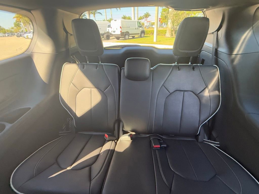 New 2026 Chrysler Pacifica Limited image 29