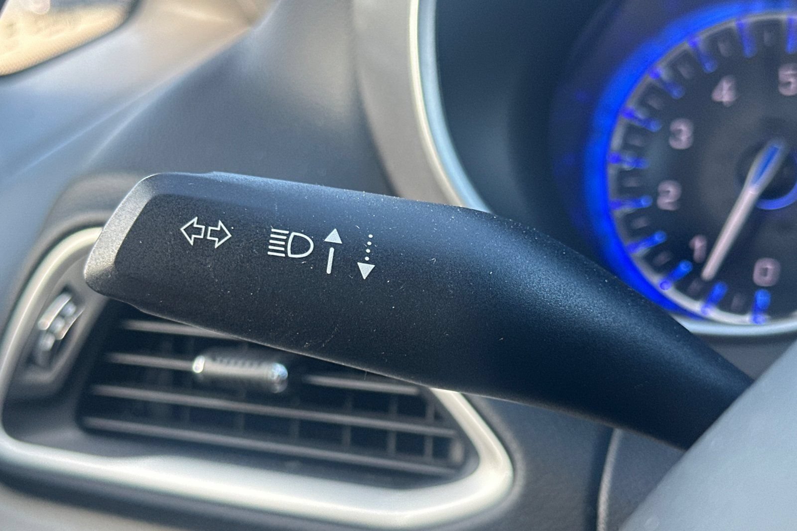 Used 2023 Chrysler Pacifica Touring-L FWD image 35