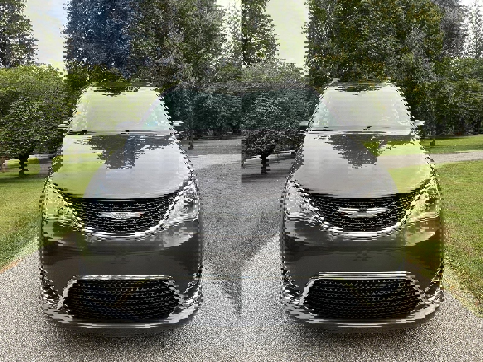 Used 2017 Chrysler Pacifica Touring-L w/ Tire & Wheel Group image 3