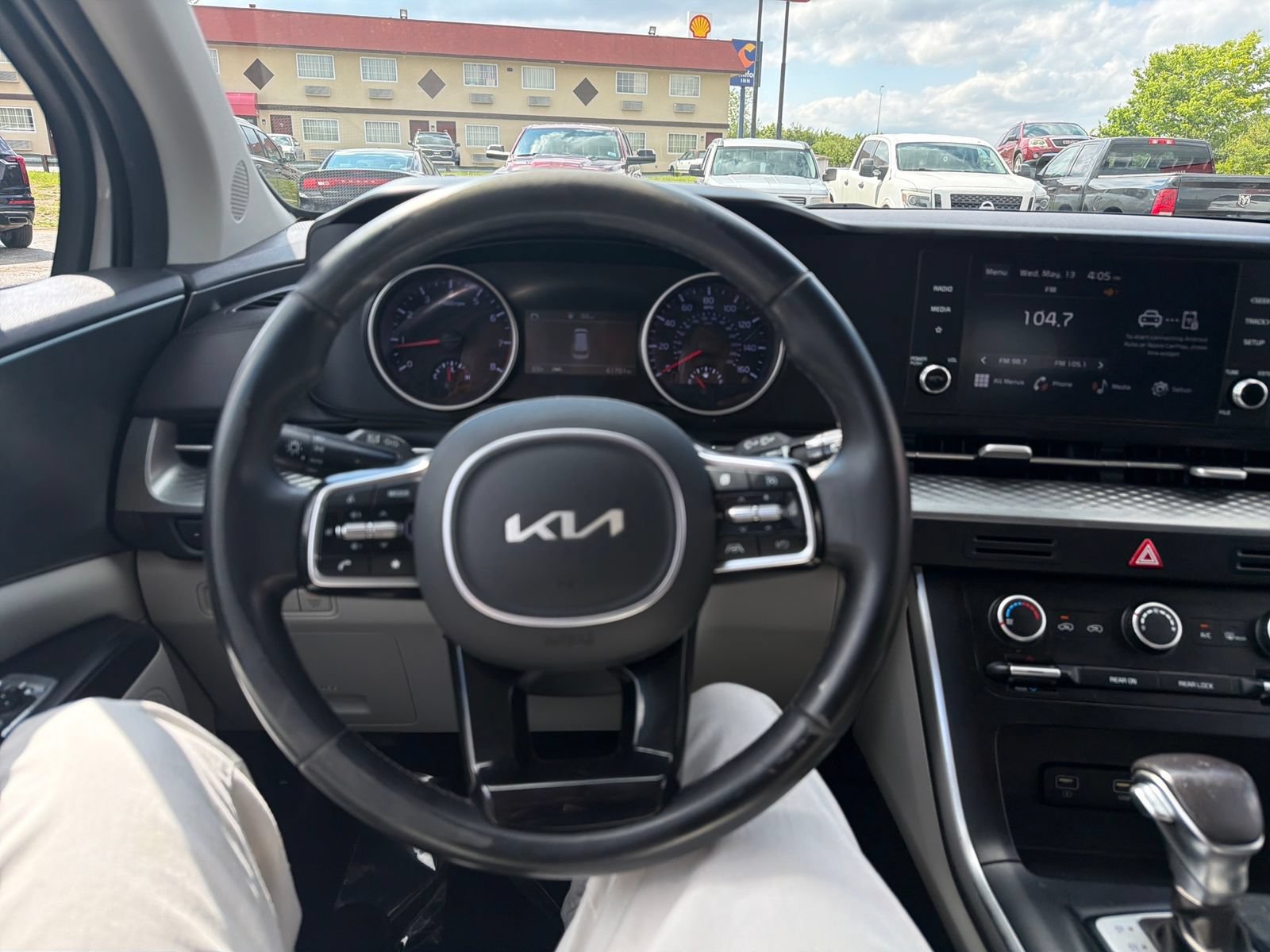 Used 2023 Kia Carnival LX FWD image 16