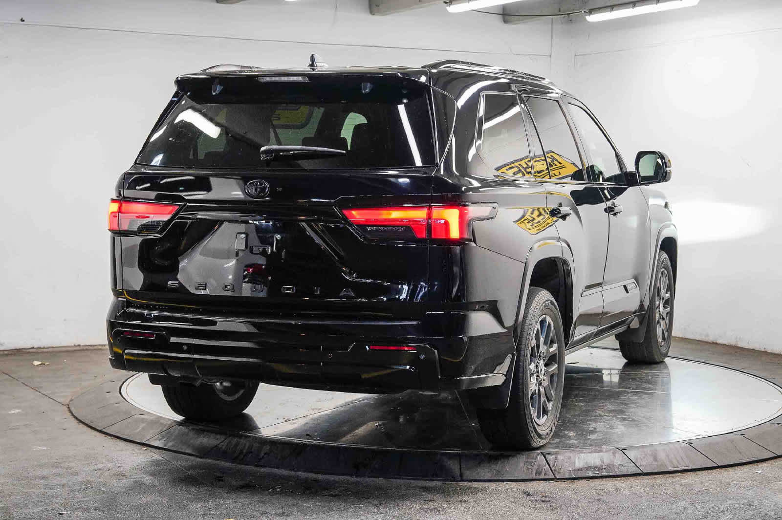 Used 2024 Toyota Sequoia Platinum AWD/4WD image 4