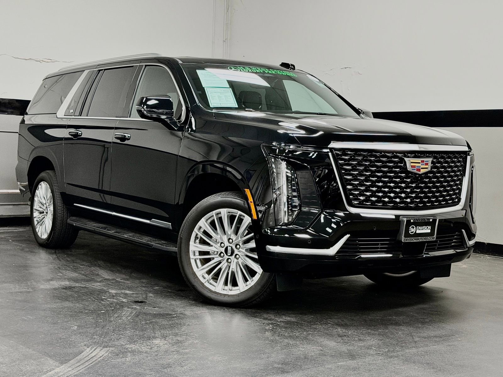 Used 2025 Cadillac Escalade ESV Premium Luxury image 2
