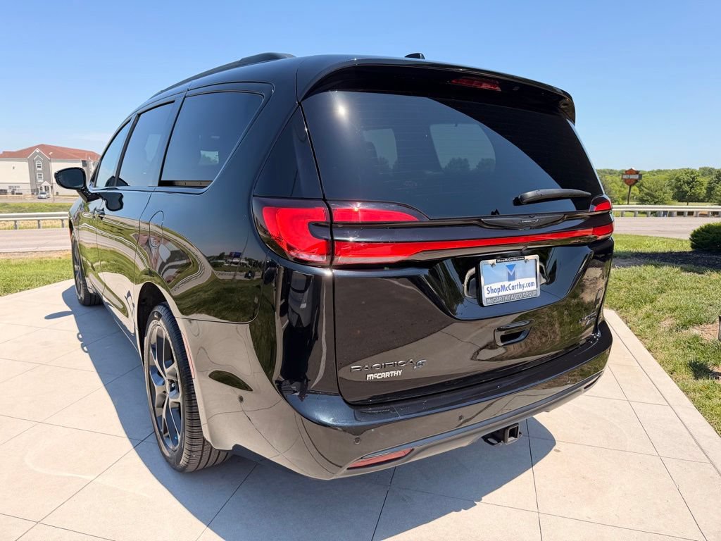 Used 2024 Chrysler Pacifica Limited w/ S Appearance Package AWD/4WD image 5