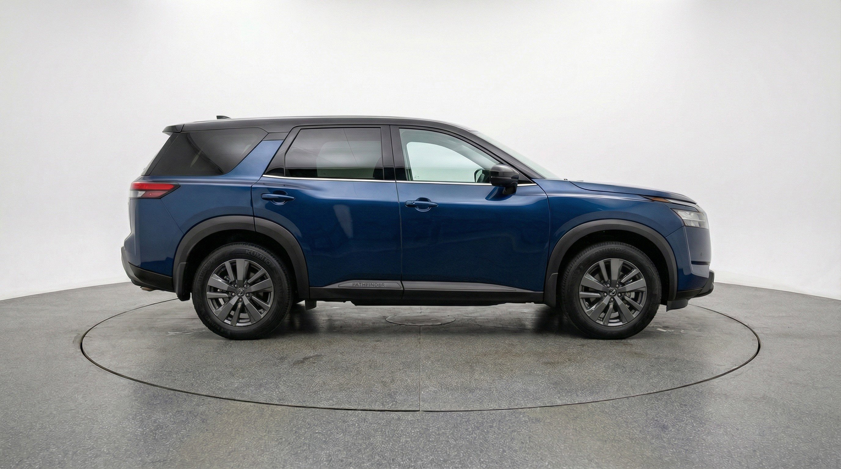 Used 2025 Nissan Pathfinder SV AWD/4WD image 11