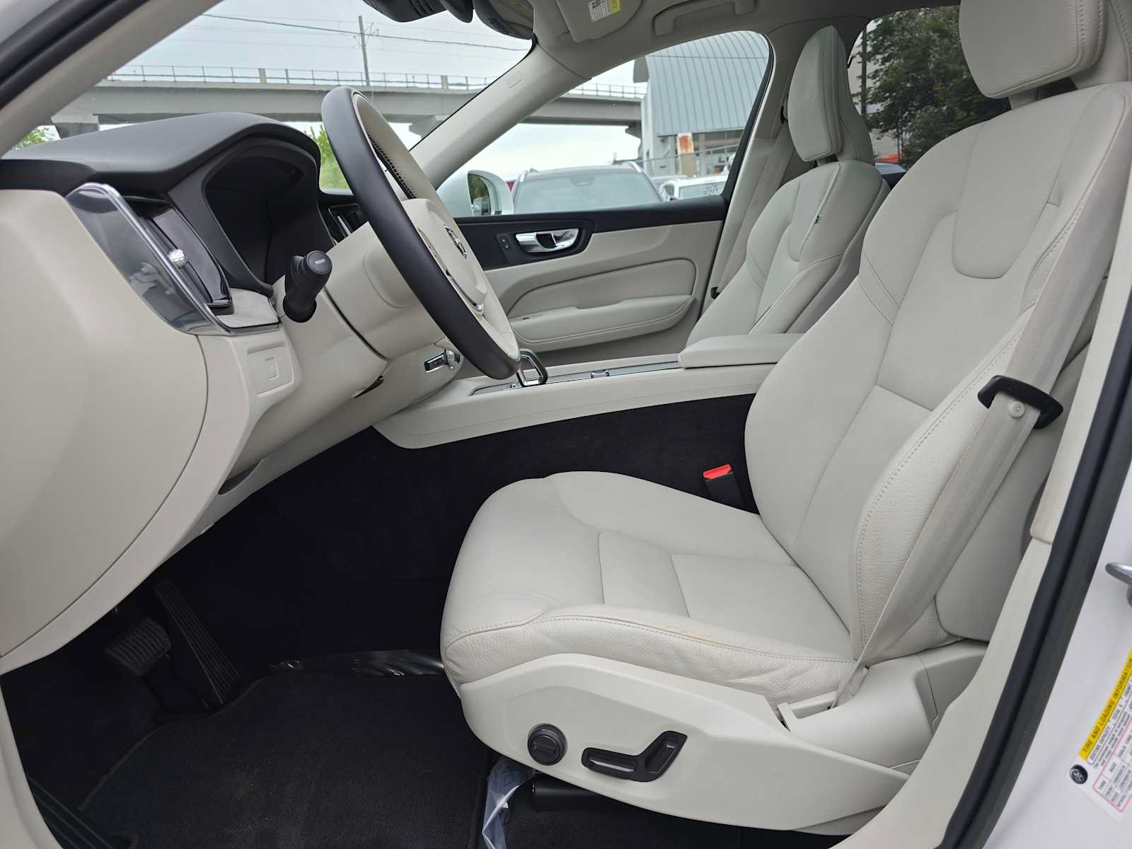 Used 2023 Volvo XC60 B5 Plus w/ Climate Package AWD/4WD image 19