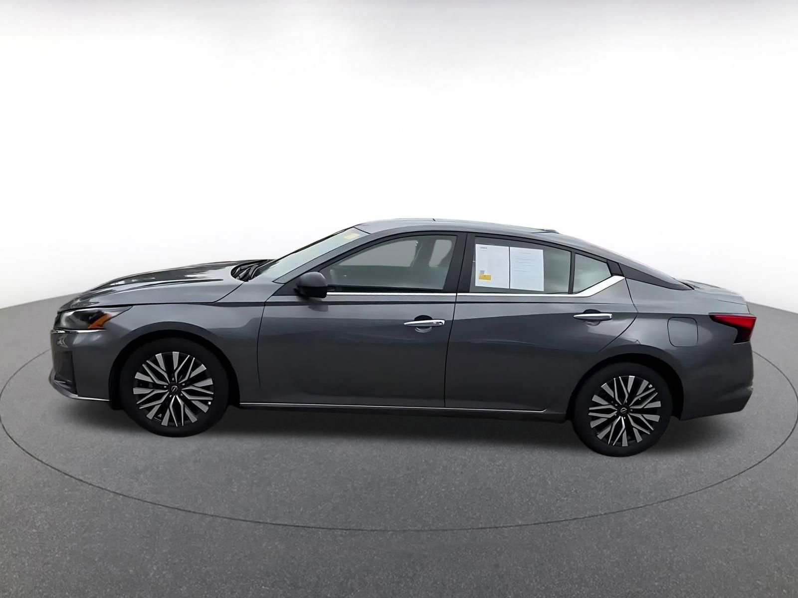 Used 2025 Nissan Altima 2.5 SV FWD image 9