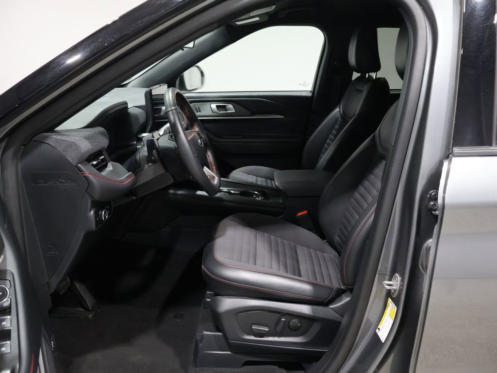 Used 2025 Ford Explorer ST-Line w/ ST-Line Street Pack image 8