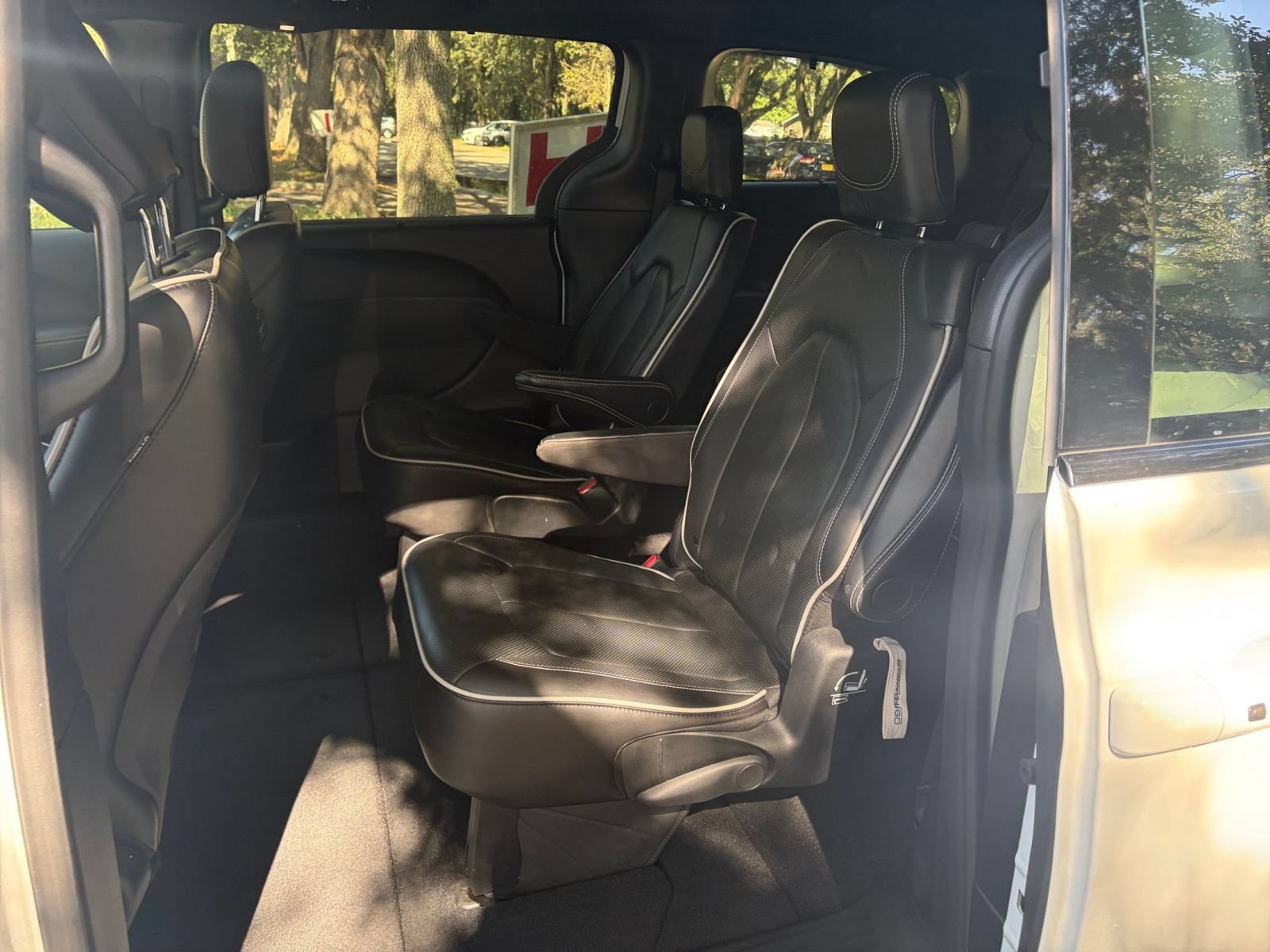 Used 2025 Chrysler Pacifica Limited FWD image 41