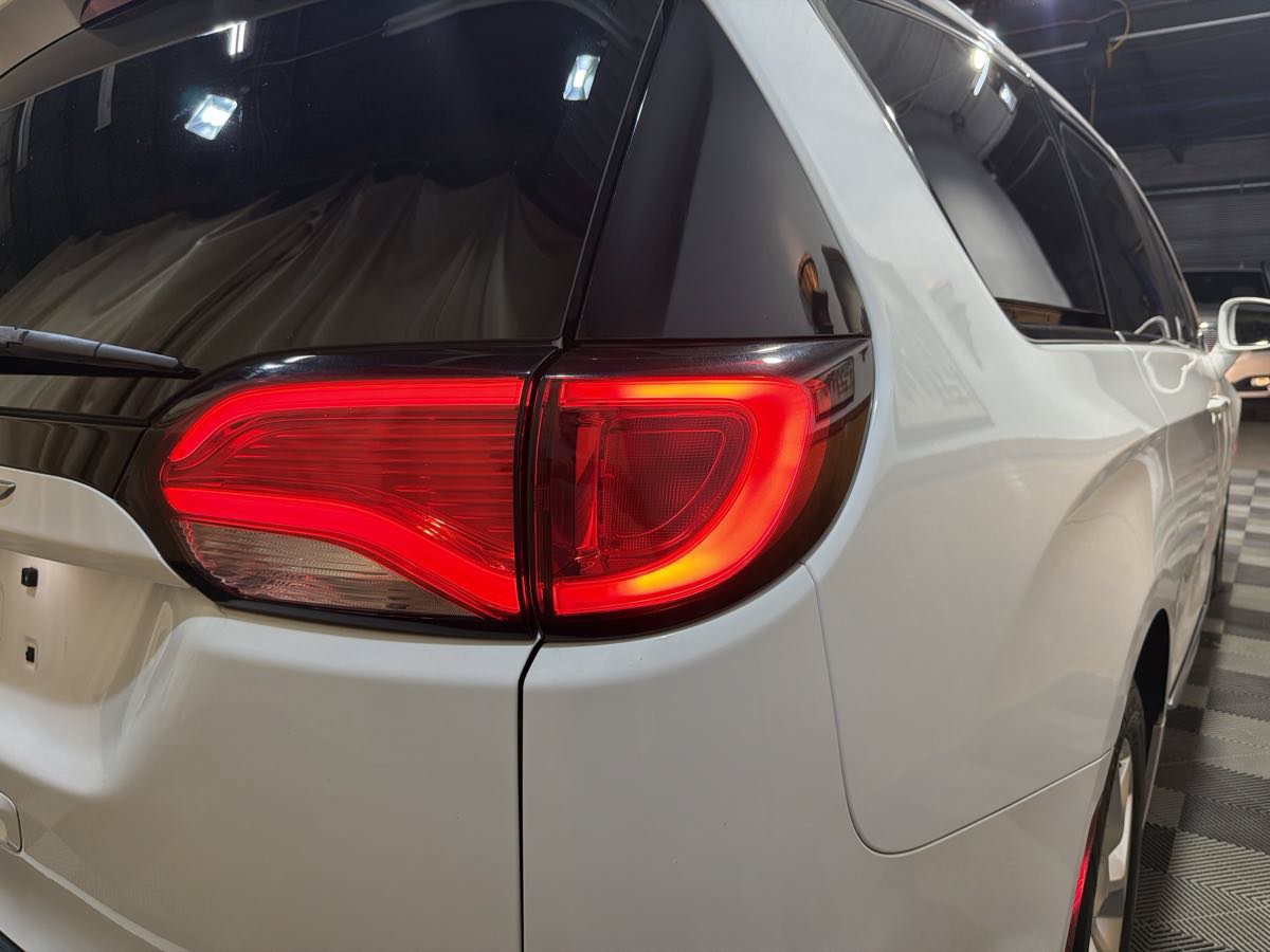 Used 2017 Chrysler Pacifica Touring-L Plus w/ Tire & Wheel Group FWD image 10