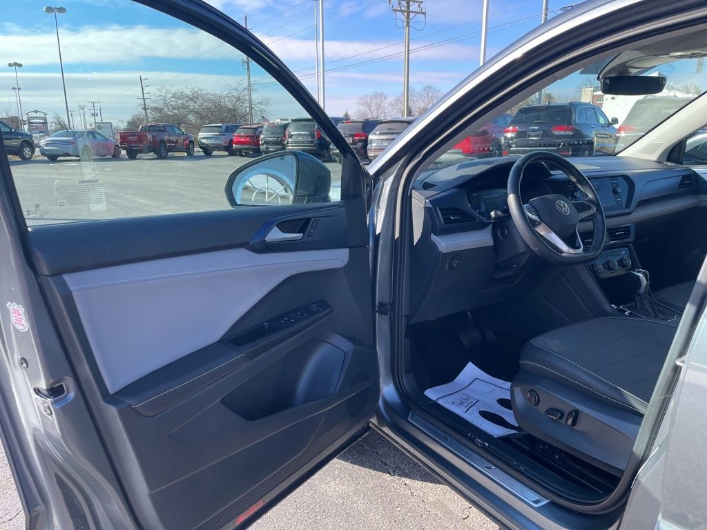 Used 2024 Volkswagen Taos SE image 15