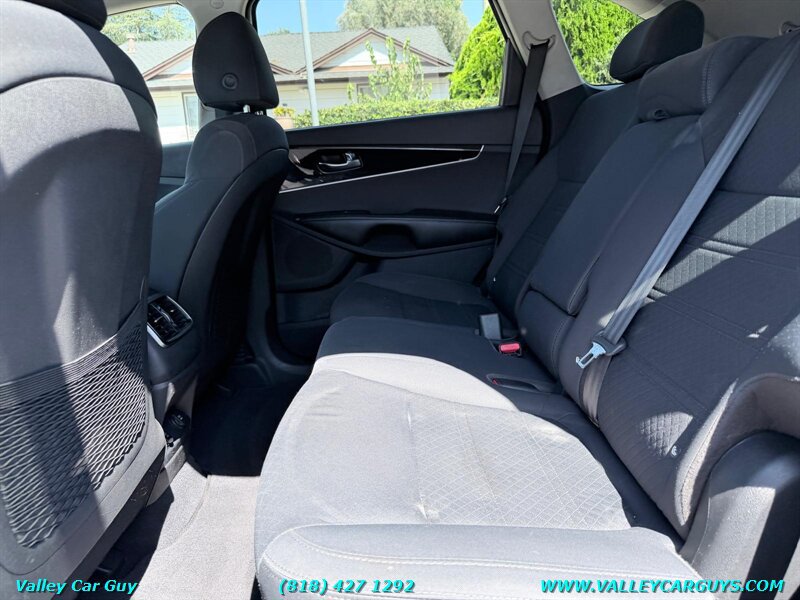 Used 2019 Kia Sorento FWD image 16