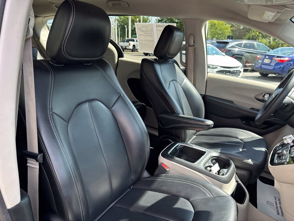 Used 2024 Chrysler Pacifica Limited FWD image 32