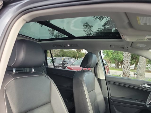 Used 2021 Volkswagen Tiguan SE w/ Panoramic Sunroof Package FWD image 11