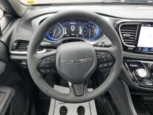 Used 2025 Chrysler Pacifica Limited AWD/4WD image 19