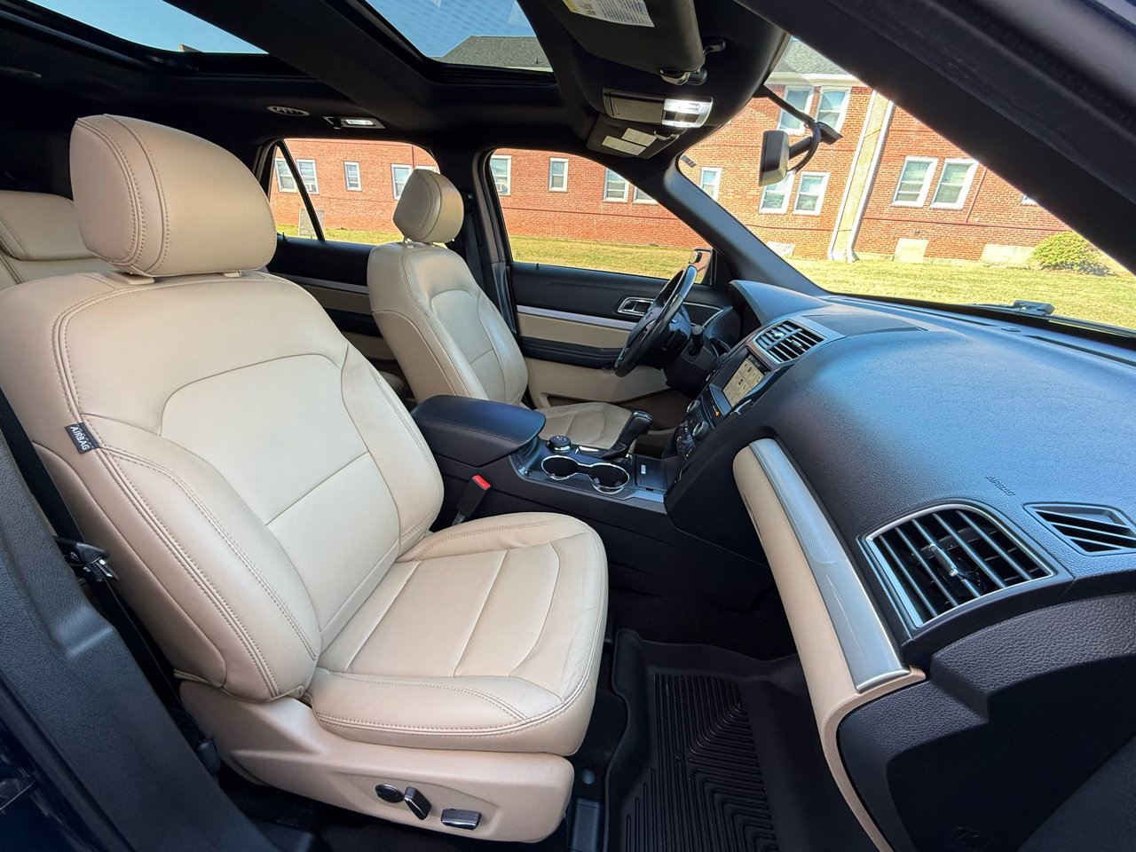 Used 2017 Ford Explorer XLT w/ Equipment Group 202A image 15