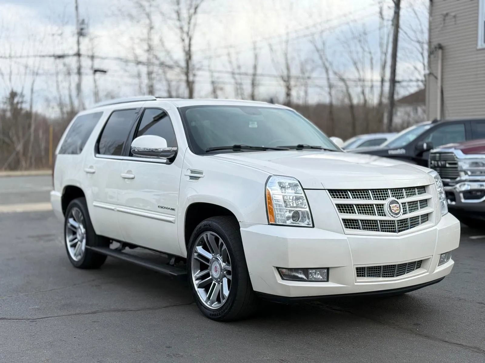 Used 2013 Cadillac Escalade Premium image 4