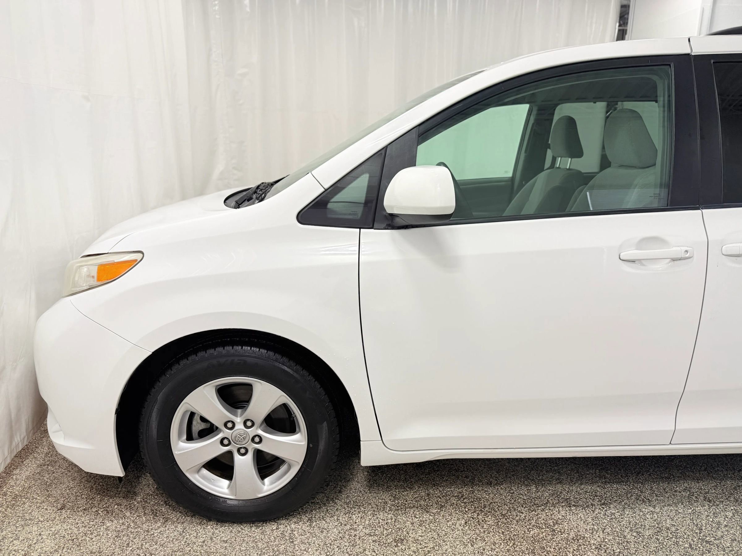 Used 2017 Toyota Sienna LE image 4