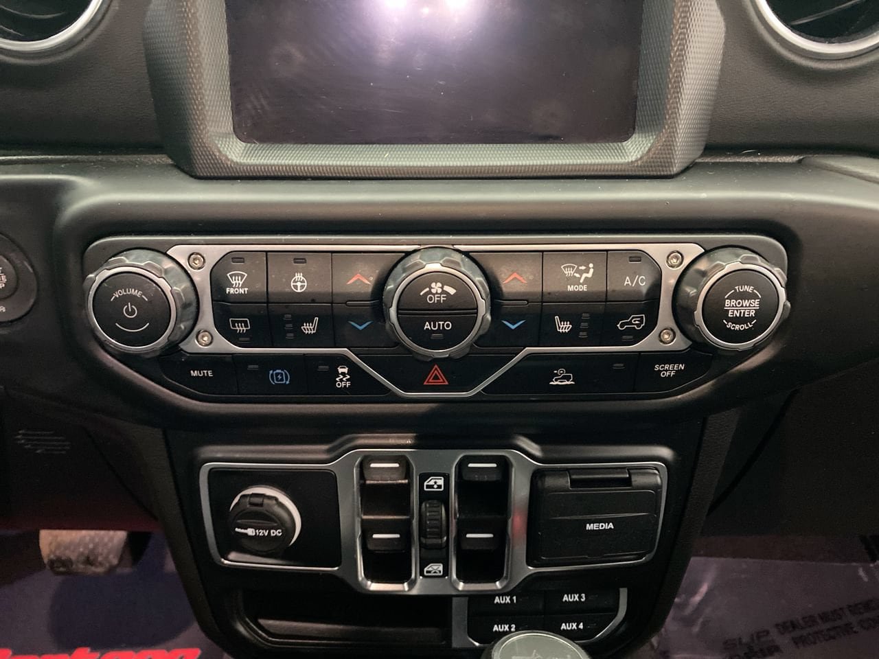 Used 2022 Jeep Wrangler Unlimited Sahara w/ Cold Weather Group AWD/4WD image 23