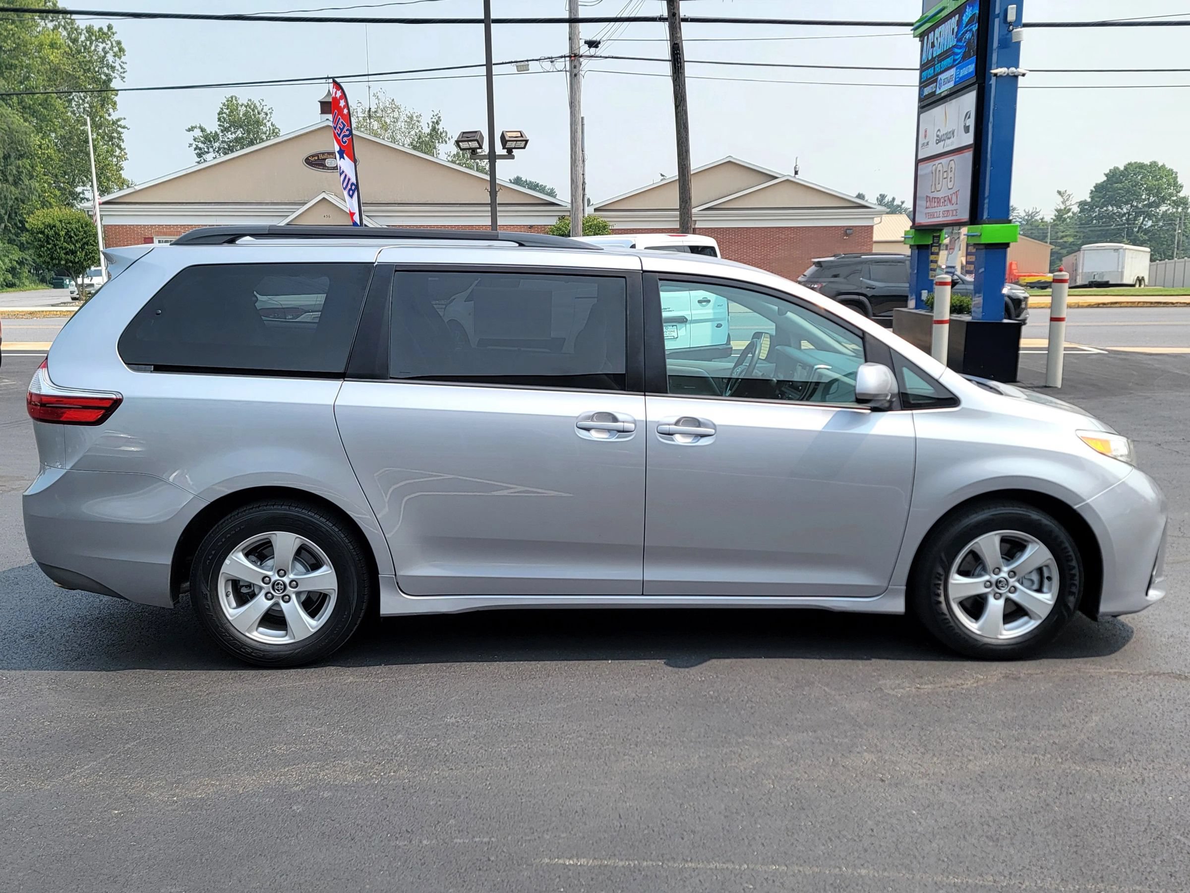 Used 2018 Toyota Sienna LE w/ Carpet Mat Package FWD image 4