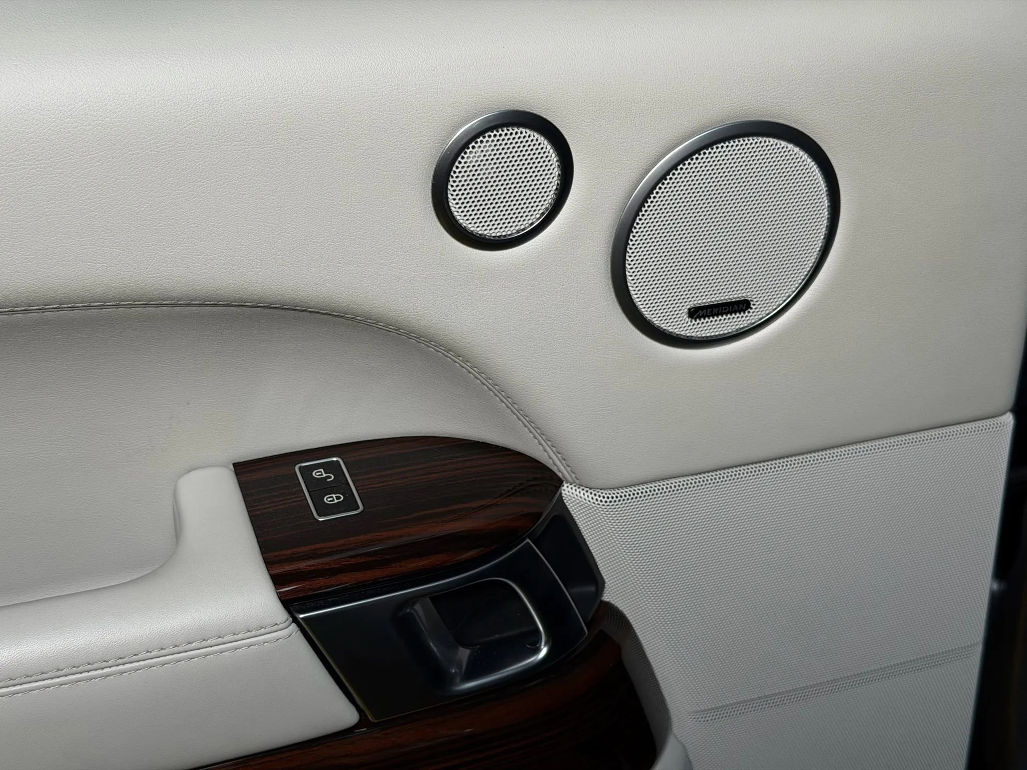 Used 2014 Land Rover Range Rover Supercharged image 20