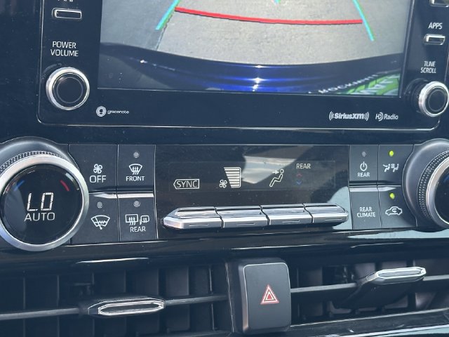 Used 2021 Toyota Highlander XLE AWD/4WD image 19