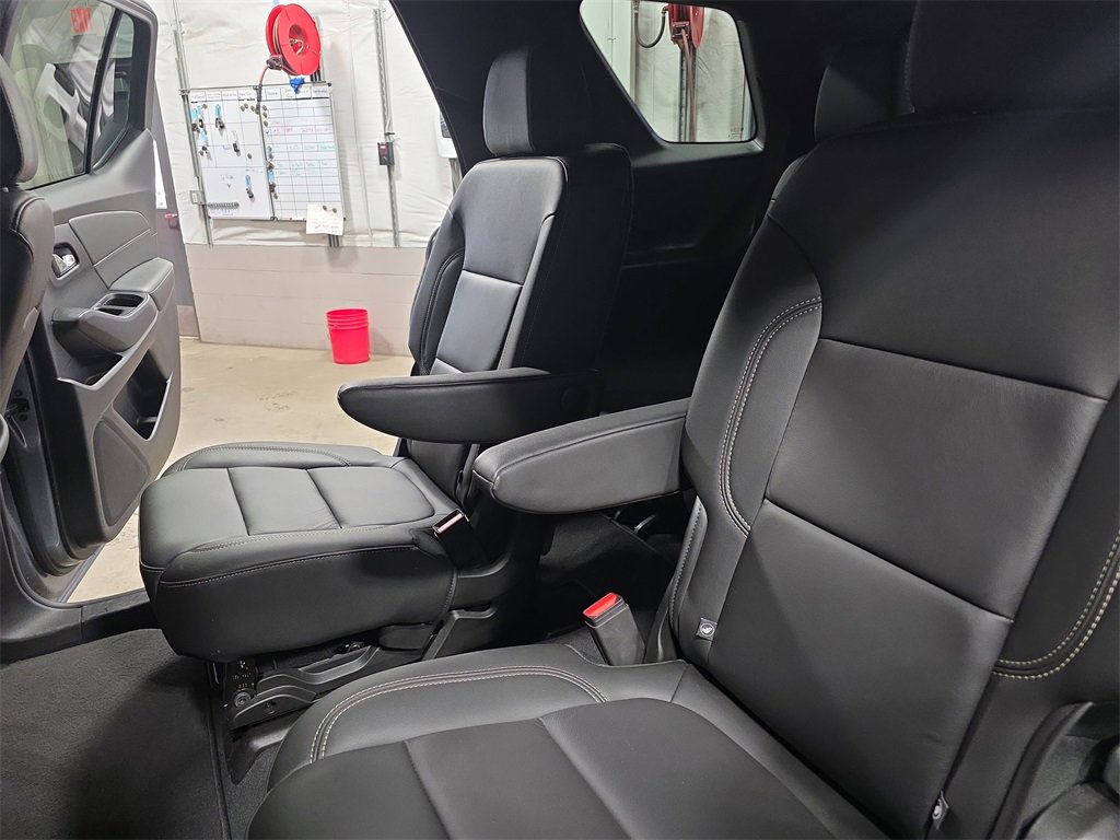 Used 2023 Chevrolet Traverse LT w/ Rear Camera Mirror Package image 15