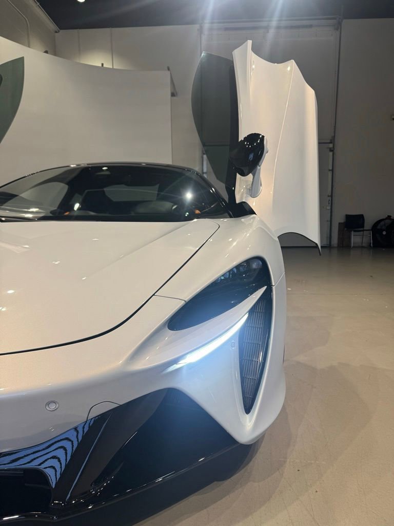 Used 2023 McLaren Artura RWD image 14
