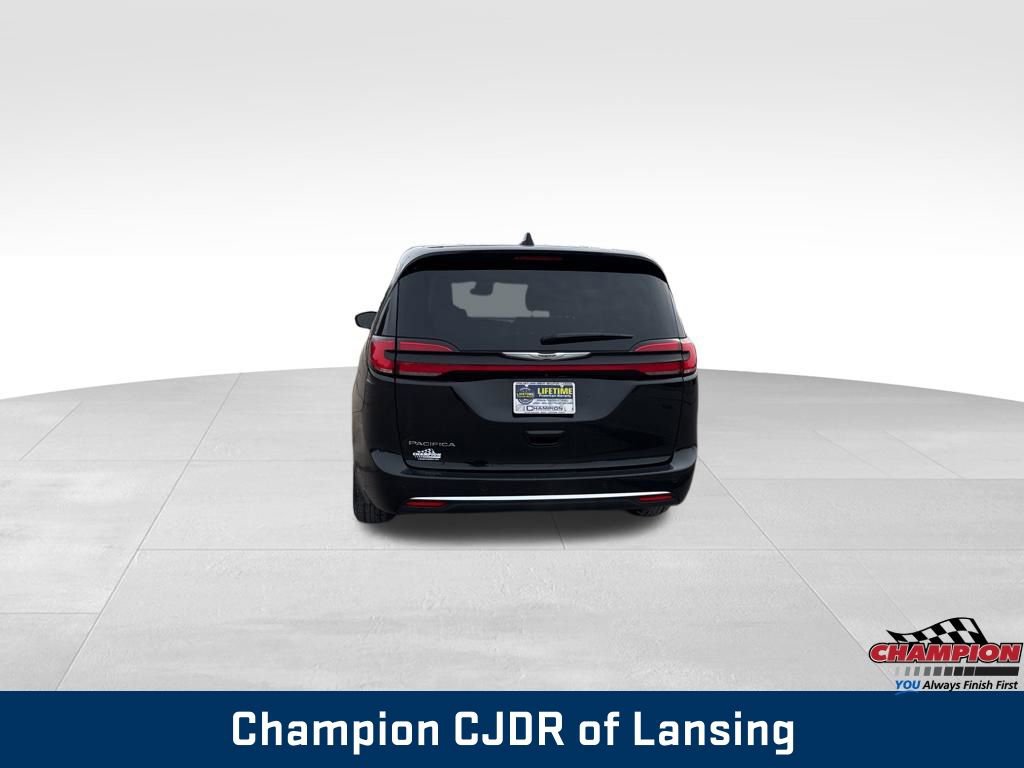 Used 2024 Chrysler Pacifica Touring-L image 4