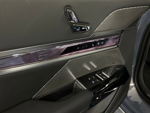 Used 2024 BMW i7 xDrive60 image 33