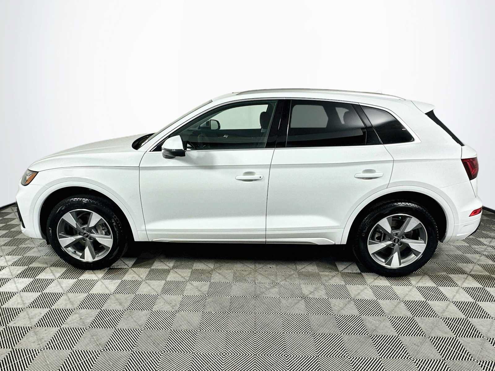 Certified 2023 Audi Q5 Premium AWD/4WD image 4