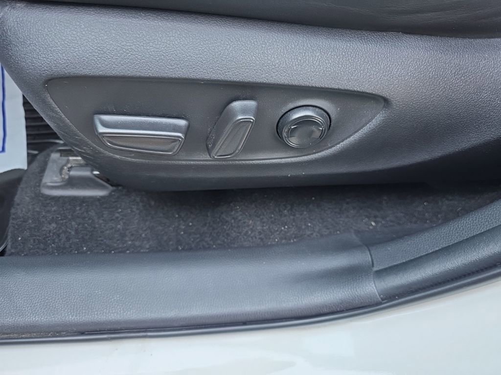 Used 2022 Toyota RAV4 Limited image 17