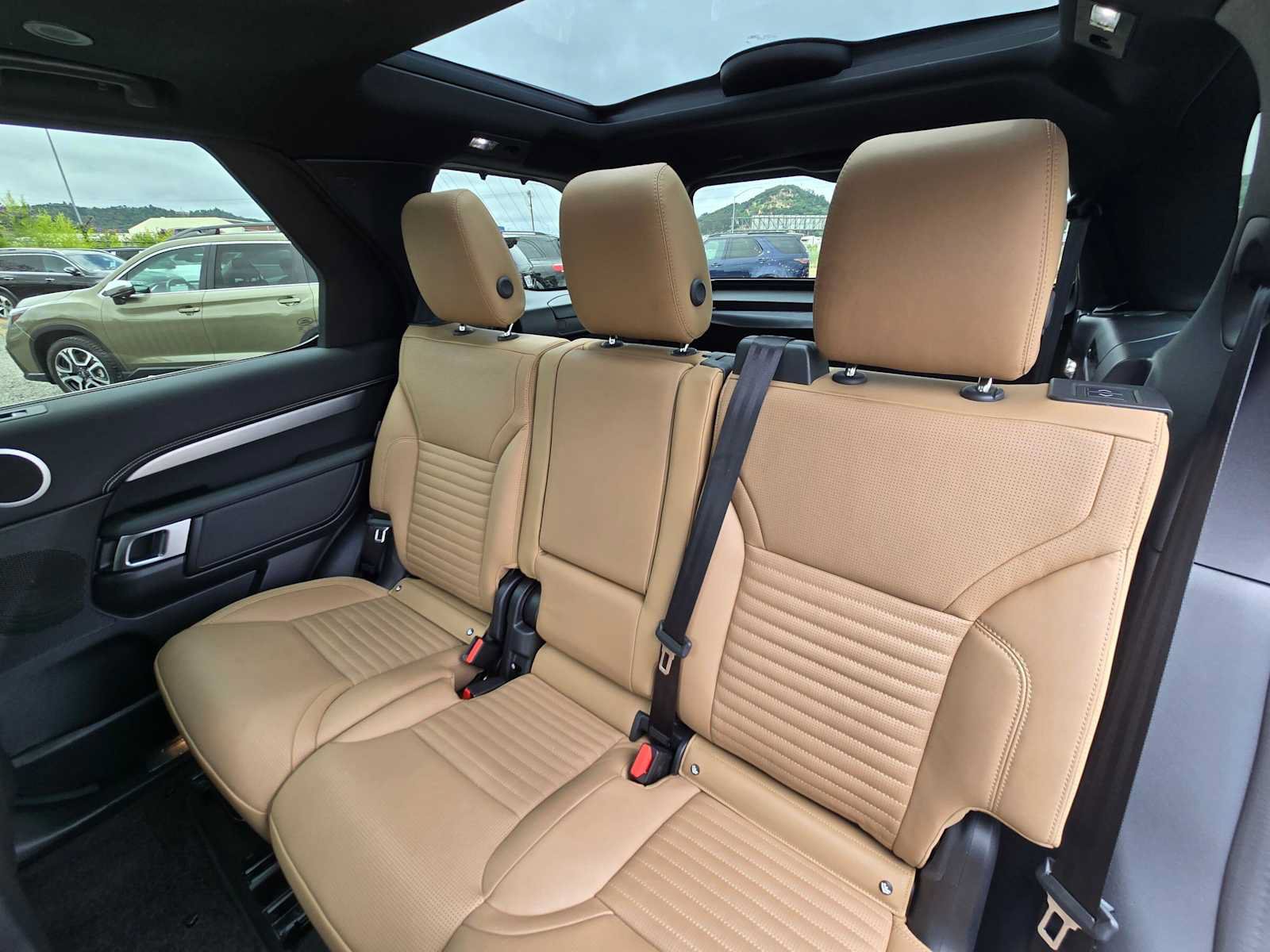 Used 2025 Land Rover Discovery Dynamic SE AWD/4WD image 19