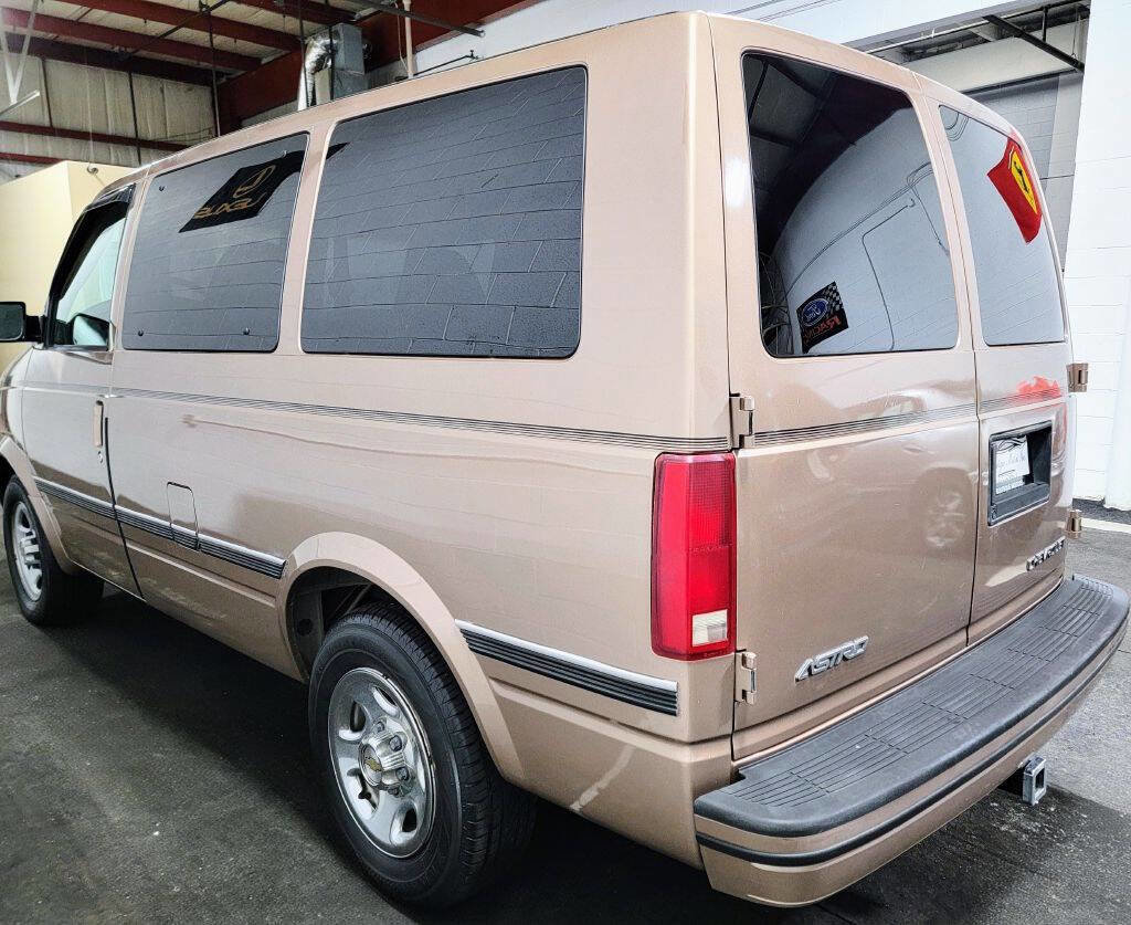 Used 2005 Chevrolet Astro Passenger image 12