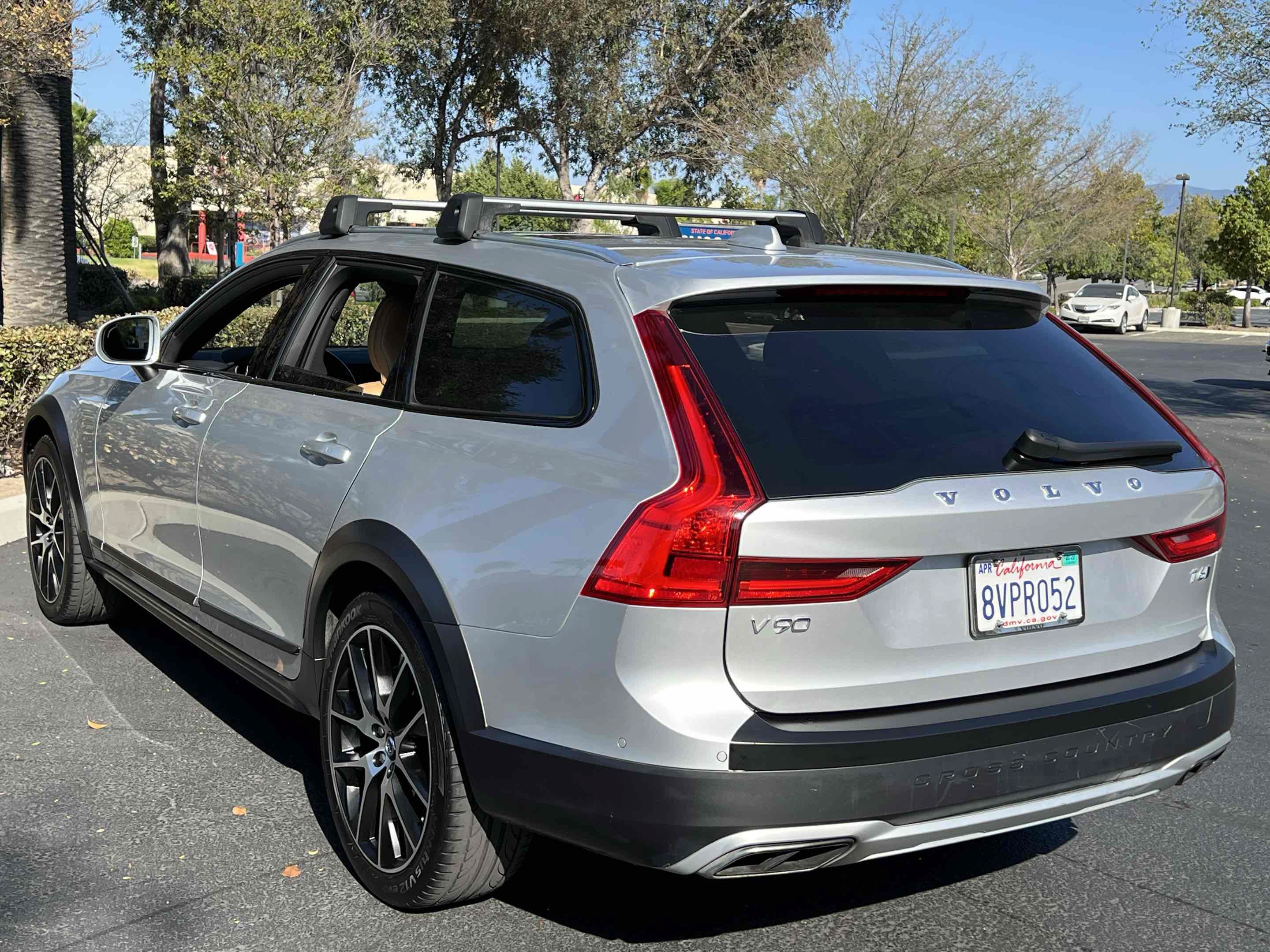 Used 2020 Volvo V90 T6 Cross Country AWD/4WD image 2