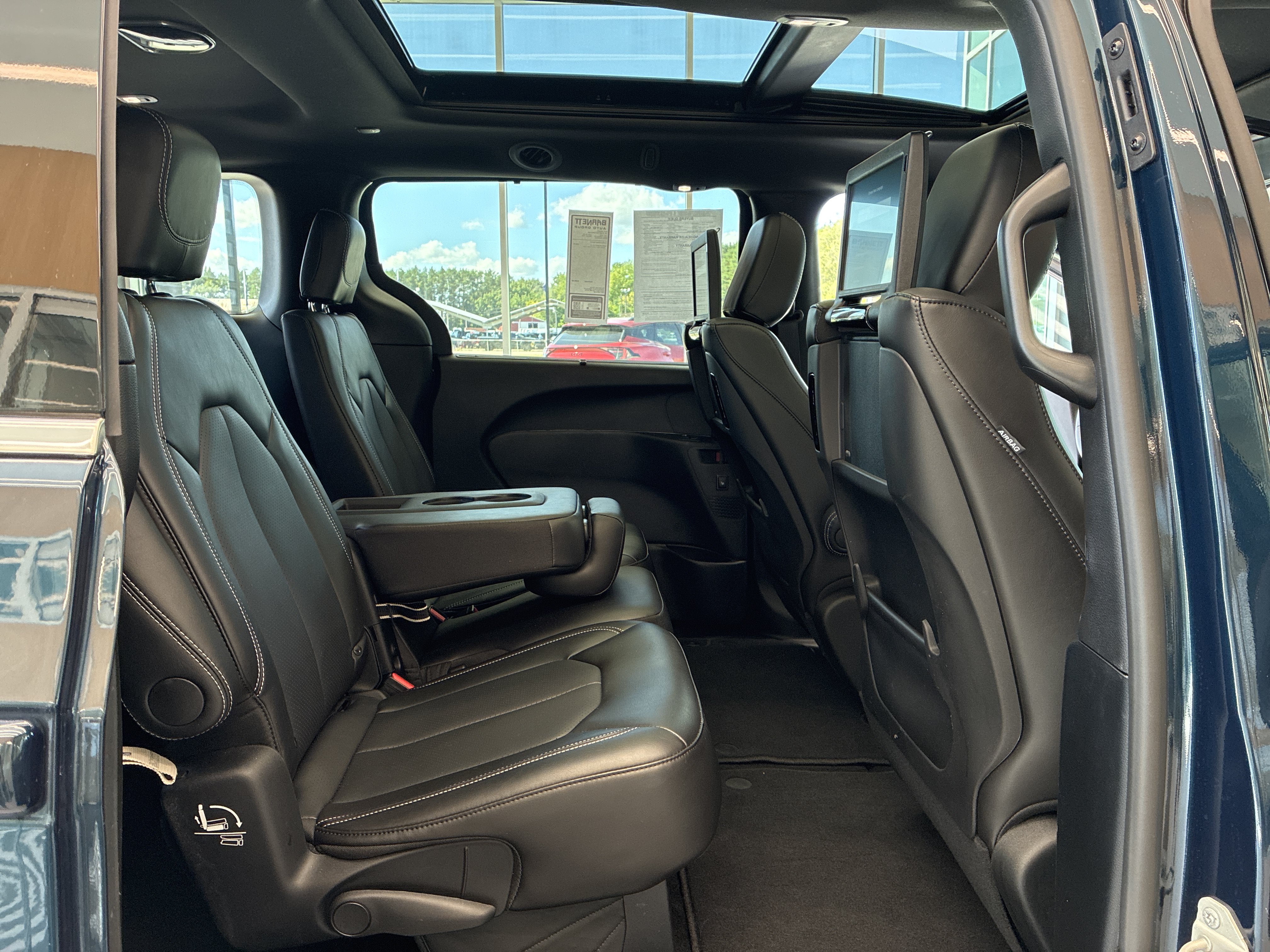 Certified 2025 Chrysler Pacifica Select w/ Uconnect Theater Family Group FWD image 13