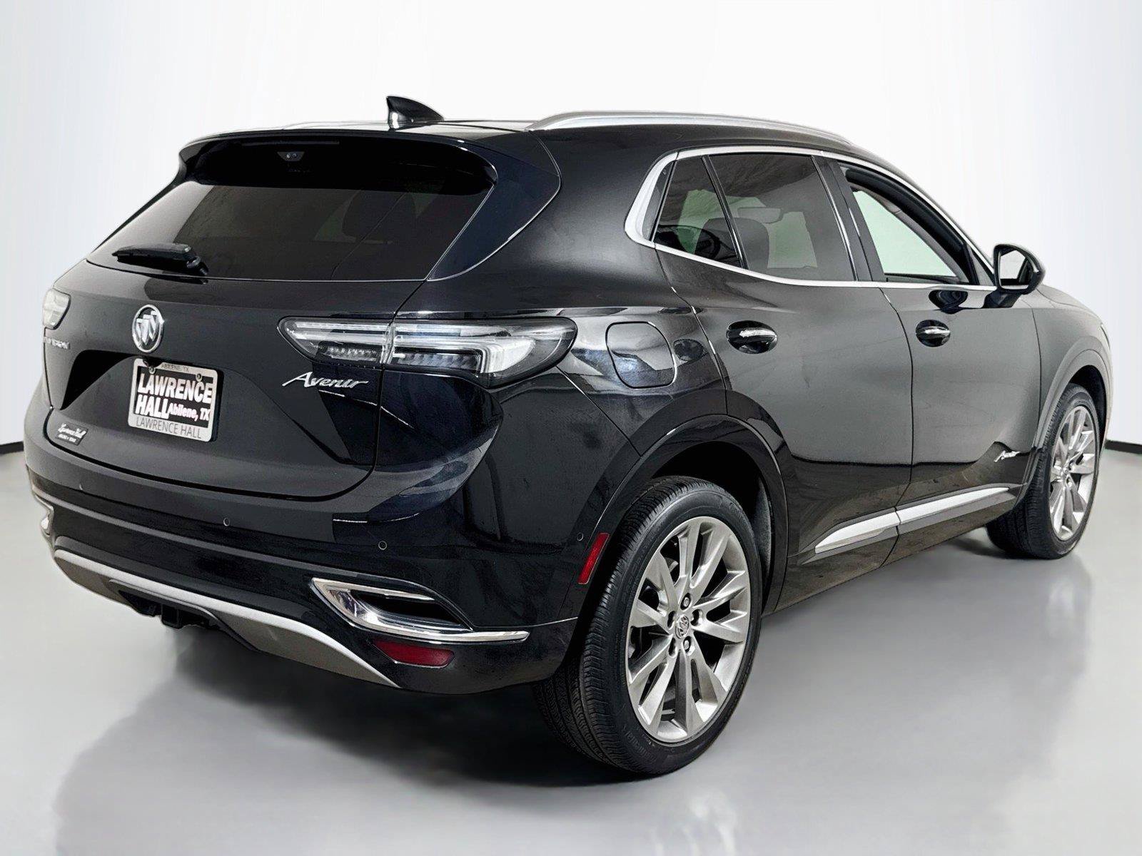 Certified 2022 Buick Envision Avenir w/ Technology Package II FWD image 4