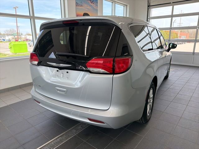 Used 2023 Chrysler Voyager LX FWD image 5