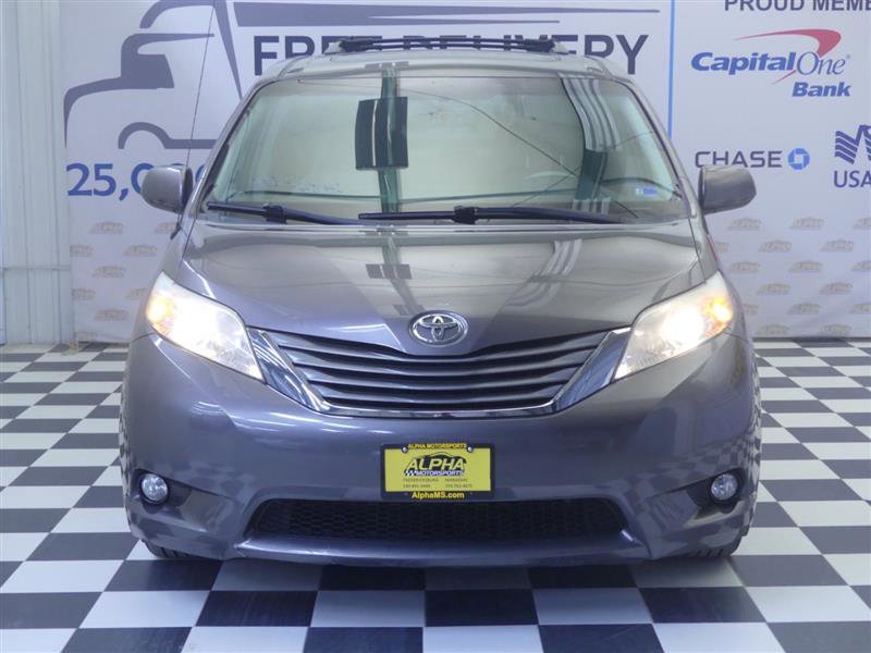 Used 2014 Toyota Sienna XLE image 2