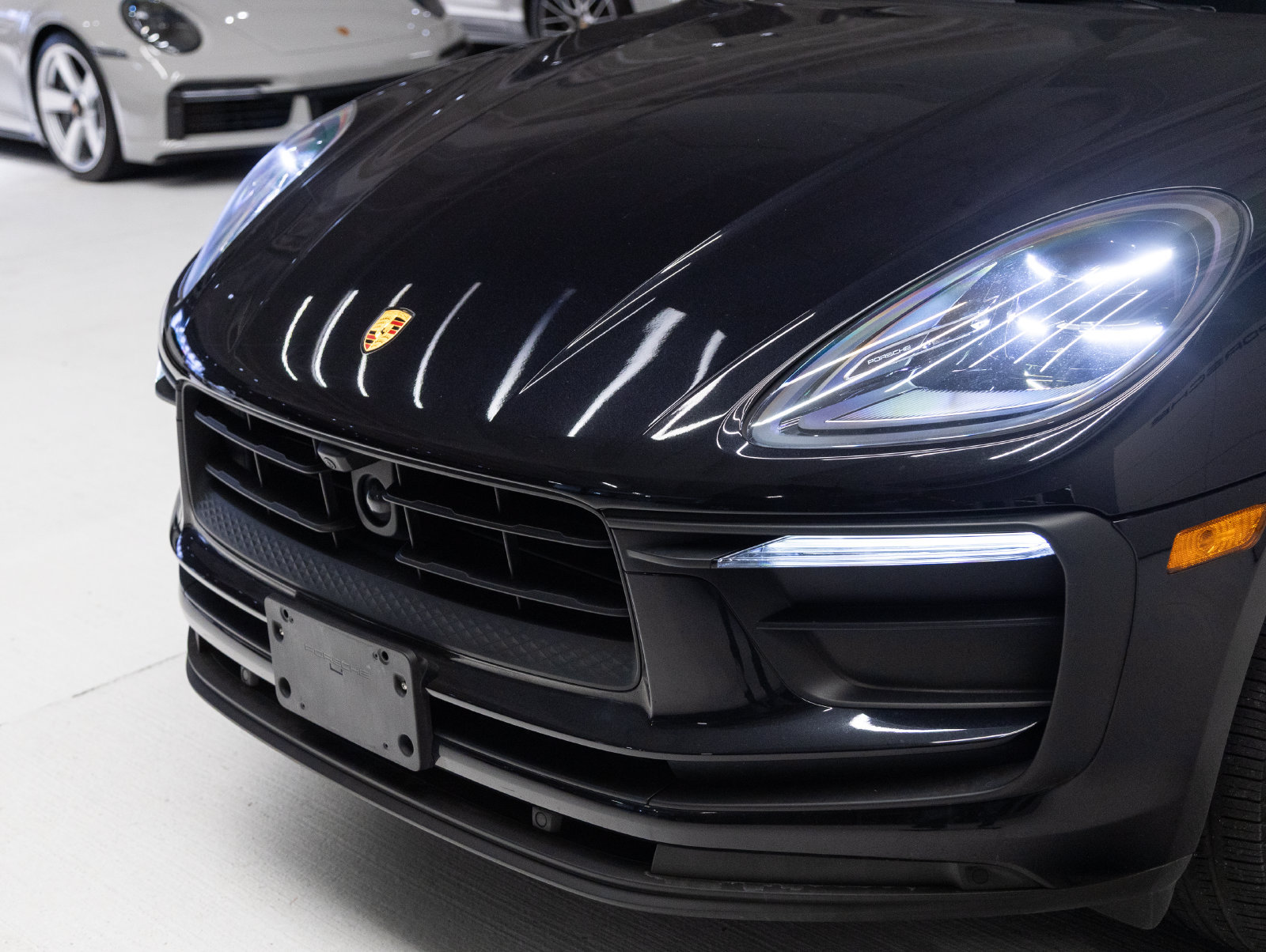 Certified 2023 Porsche Macan AWD/4WD image 32
