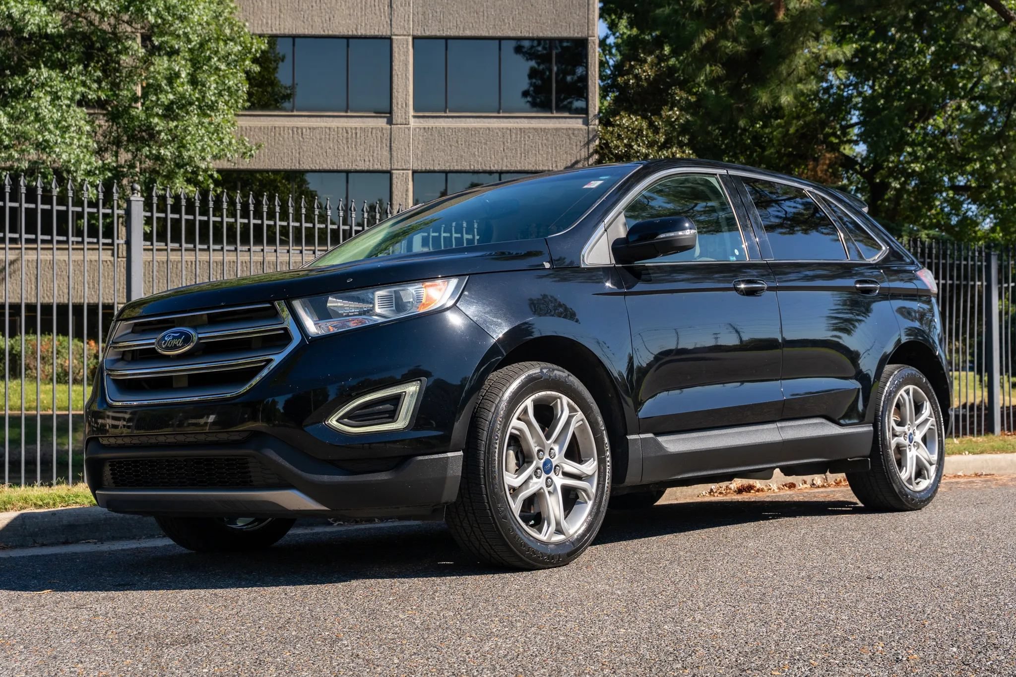 Used 2016 Ford Edge Titanium FWD image 1